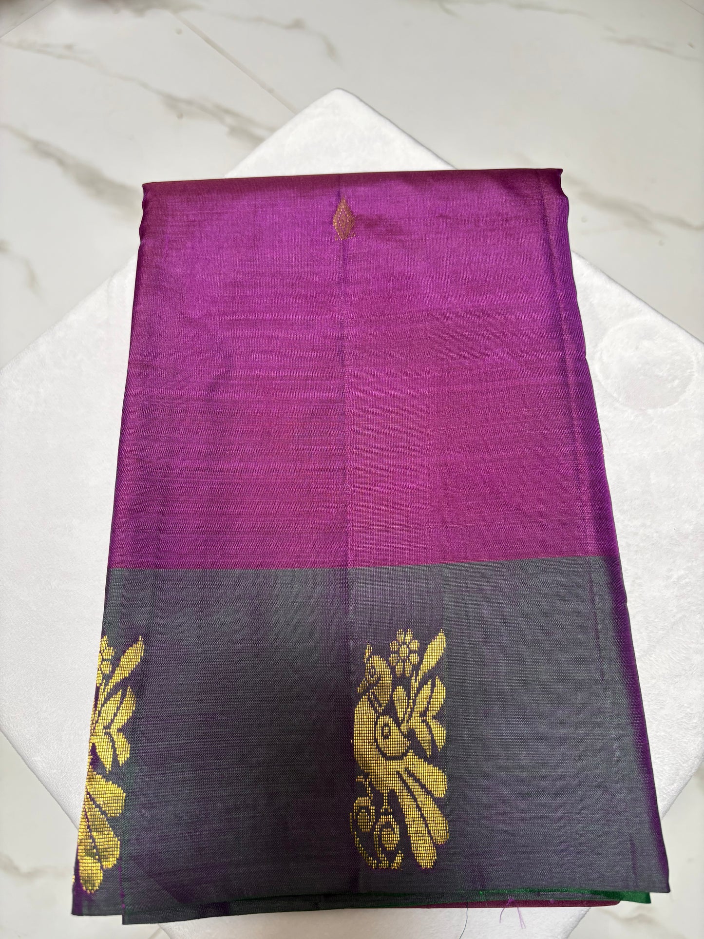 Kanjivaram Light weight collection Saree code:-KTLW4